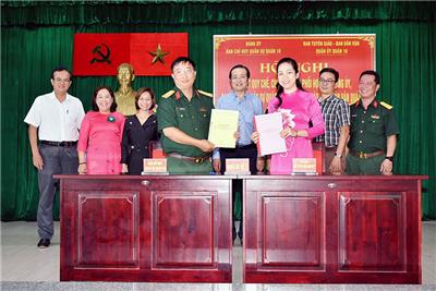 Image: Hội nghị ký kết quy chế, chương trình phối hợp giữa Đảng ủy - Ban Chỉ huy Quân sự quận với Ban Tuyên giáo, Ban Dân vận Quận ủy