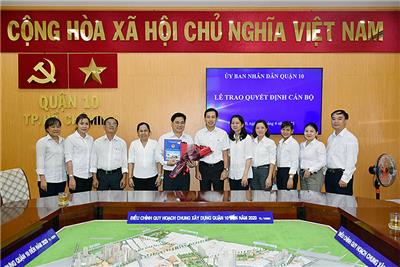 Image: Trao quyết định Bí thư Chi bộ, Trưởng Ban Quản lý Chợ Nguyễn Tri Phương