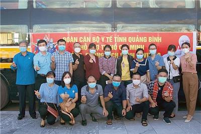 Image: Nhân viên y tế Quảng Bình tình nguyện hỗ trợ Quận 10 chống dịch