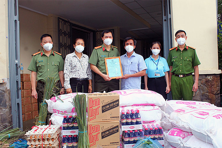 Image: Công an Thành phố Hồ Chí Minh trao tặng 3 tấn nhu yếu phẩm cho Quận 10