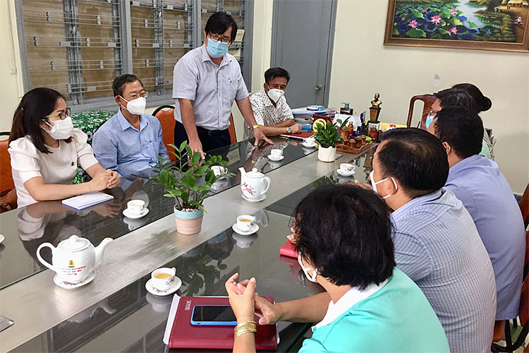 Image: Lãnh đạo Ủy ban MTTQ Việt Nam Thành phố Hồ Chí Minh thăm hỏi, động viên cán bộ Mặt trận Quận 10