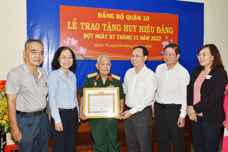 Image: Trao Huy hiệu 75 năm tuổi Đảng cho Thiếu tướng Đoàn Văn Khoan