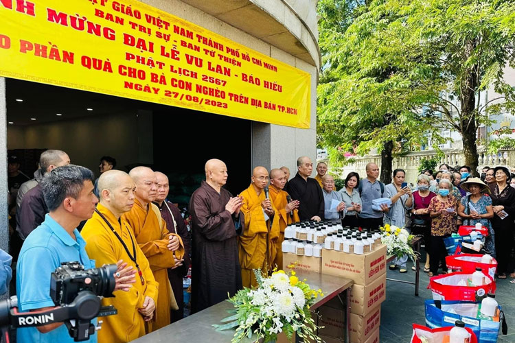 Image: Ban Trị sự Phật giáo Thành phố Hồ Chí Minh trao tặng 500 phần quà nhân mùa Vu lan báo hiếu