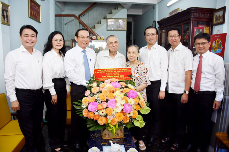 Image: Bí thư Thành ủy Nguyễn Văn Nên thăm nhà giáo tiêu biểu Chu Phạm Ngọc Sơn 